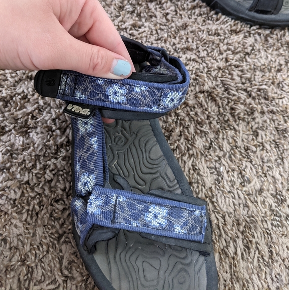 Teva Thick Strap Sandals with Blue Floral Pattern - Picture 4 of 11